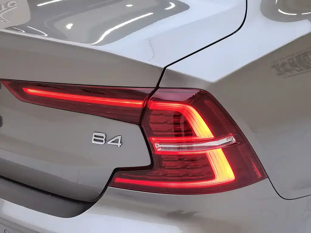 Volvo S60 2022 — фото 10