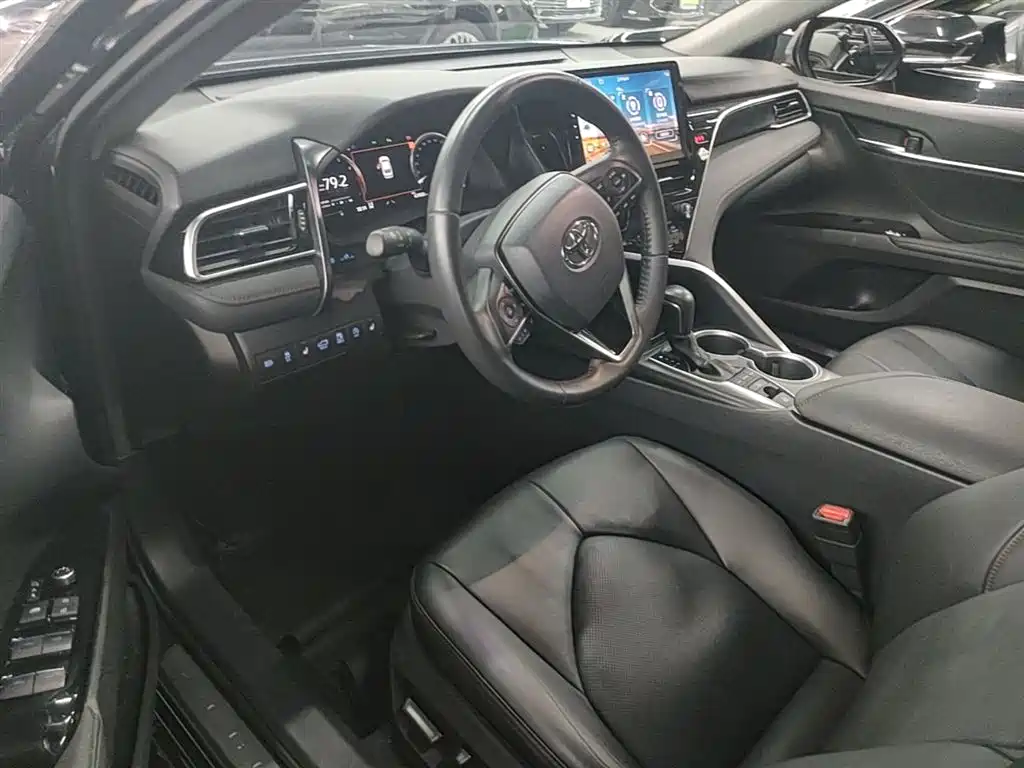 Toyota Camry 2023 — фото 16