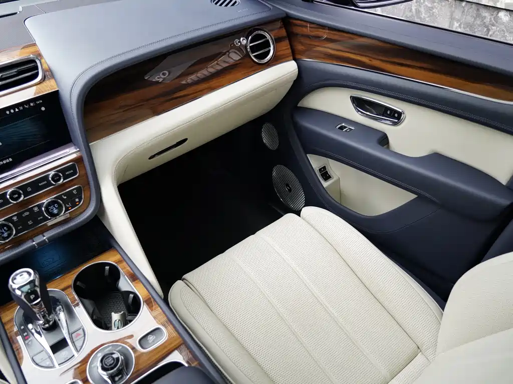 Bentley Bentayga 2024 — фото 11