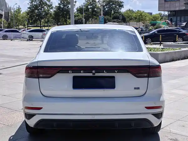 Geely Emgrand 2022