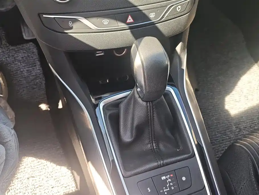 Peugeot 408 2017 — фото 16