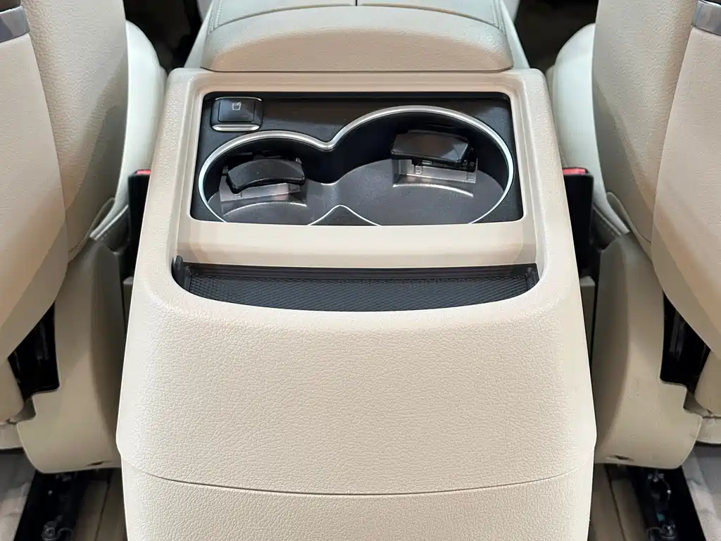 Mercedes-Benz V-Class 2023 — фото 23