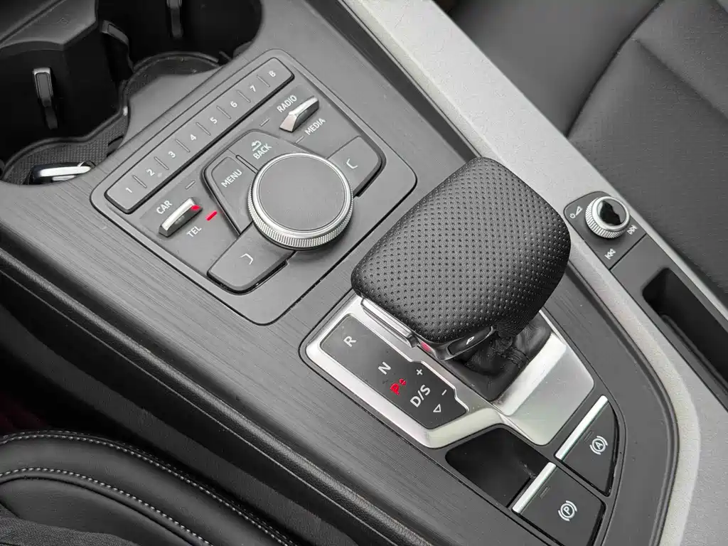 Audi A4L 2017 — фото 16