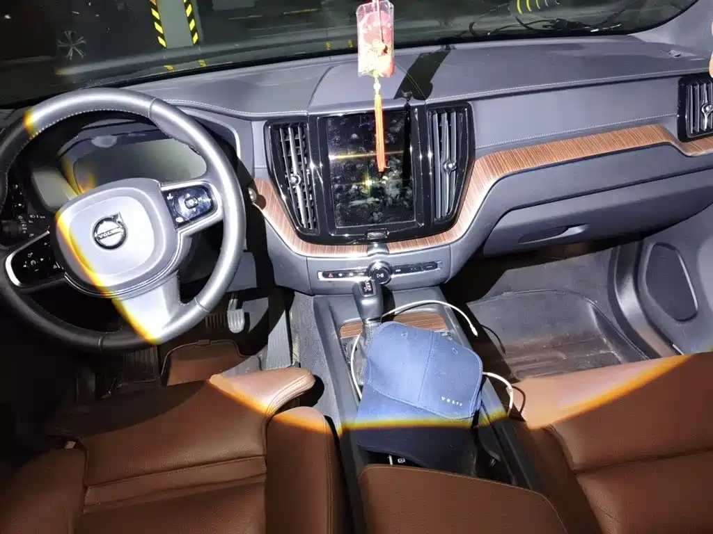 Volvo XC60 2021 — фото 12
