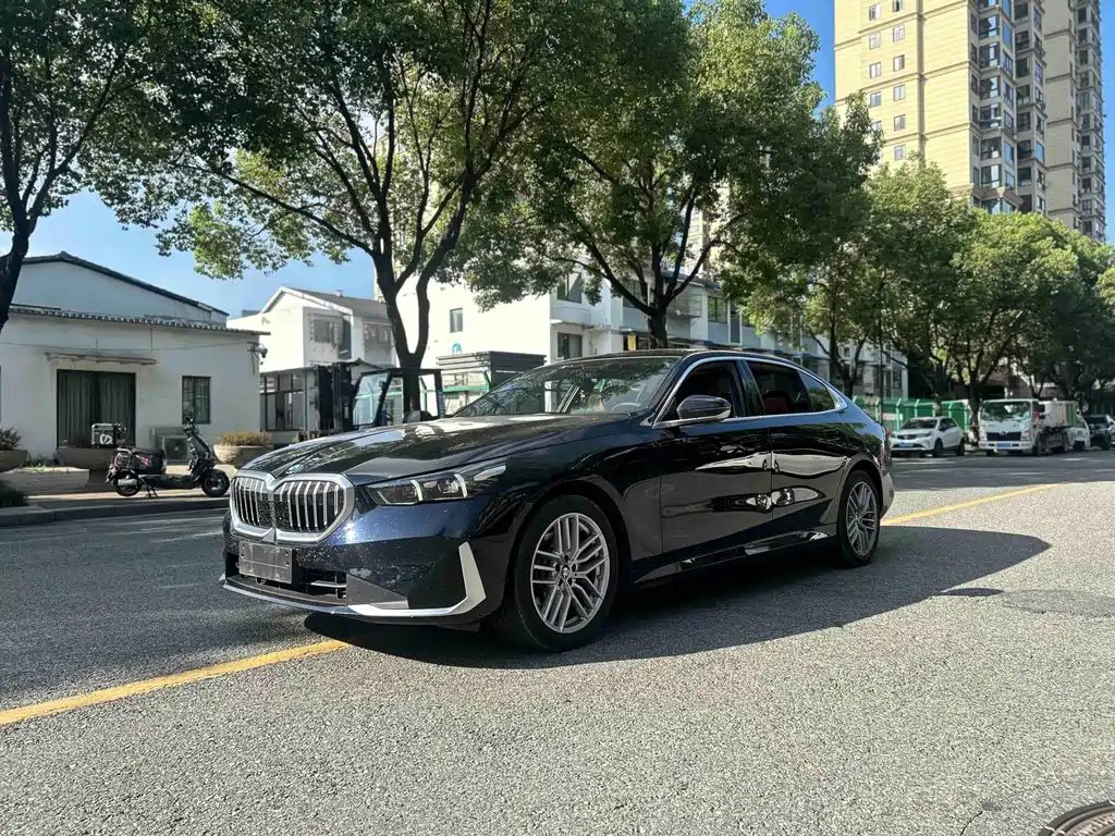 BMW 5 Series 2025 — фото 12