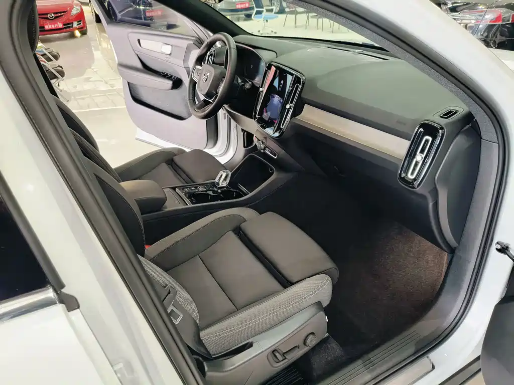 Volvo XC40 2023 — фото 15