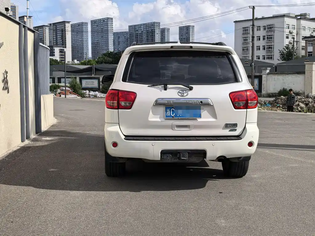 Toyota Sequoia 2014 — фото 10