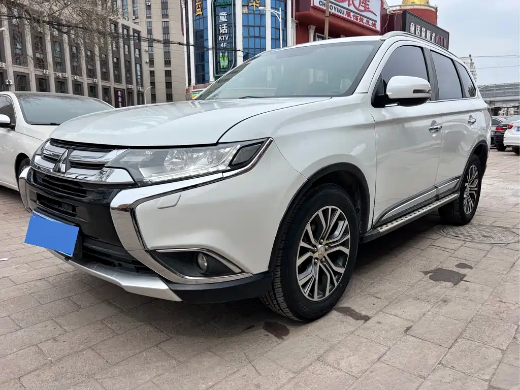 Mitsubishi Outlander 2017 — фото 1