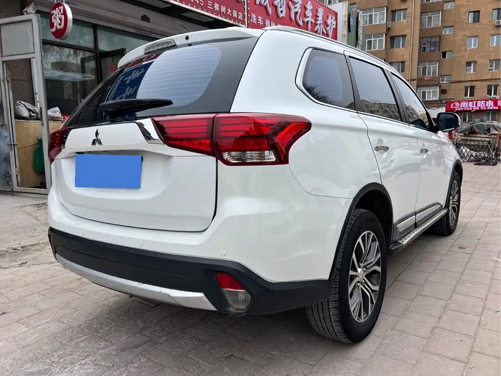 Mitsubishi Outlander 2017 — фото 3