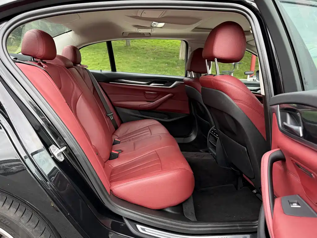 BMW 5 Series 2018 — фото 12