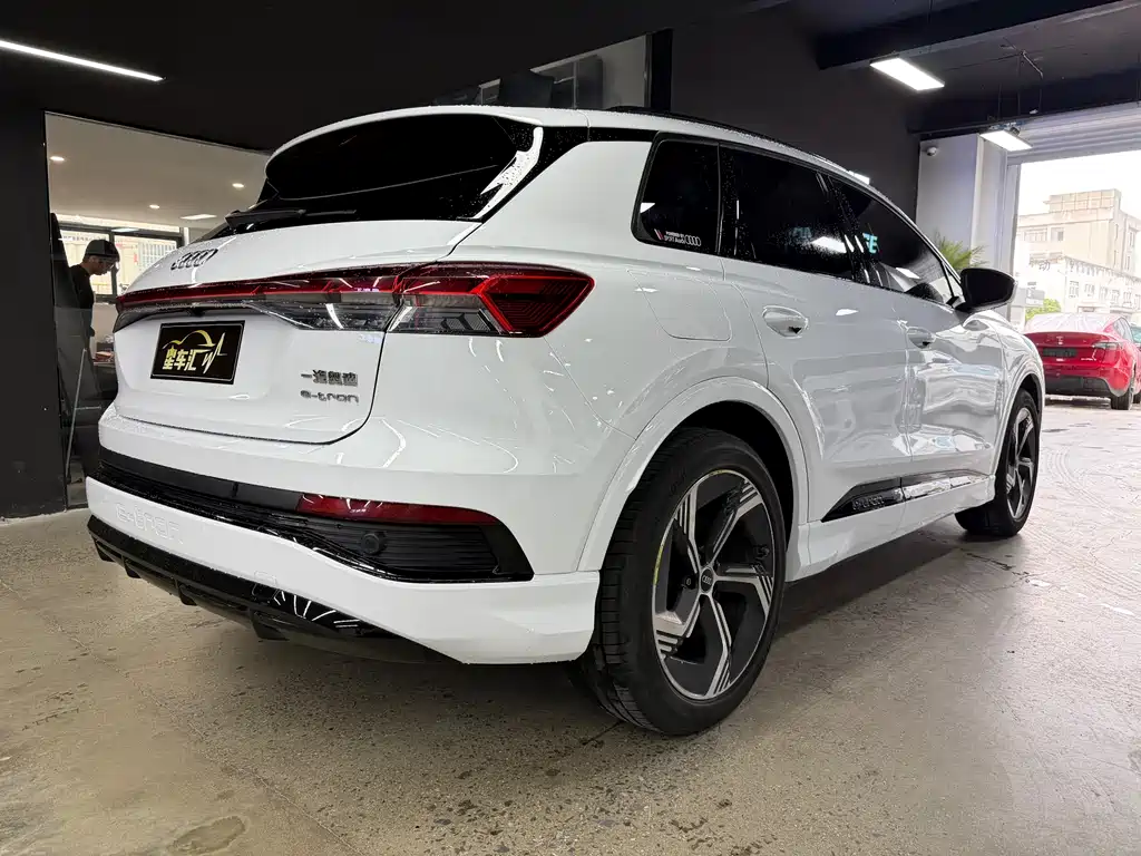 Audi Q4 e-tron 2024 — фото 13
