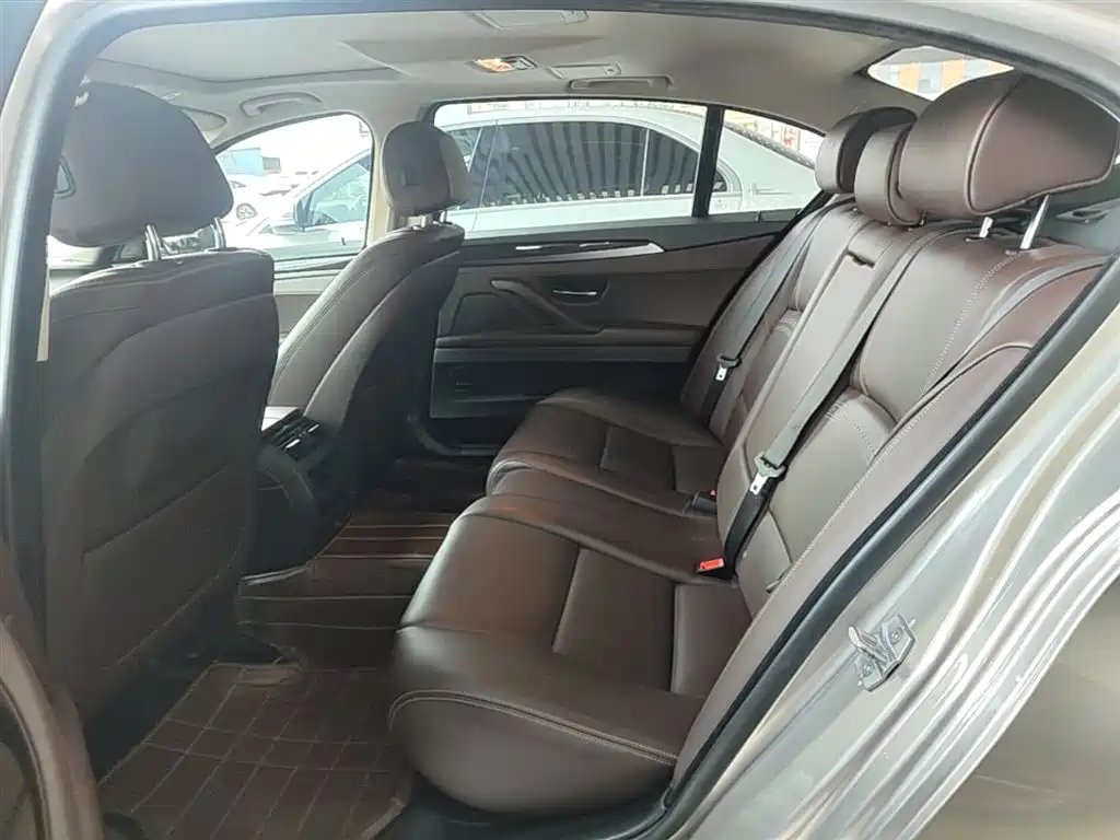 BMW 5 Series 2017 — фото 17