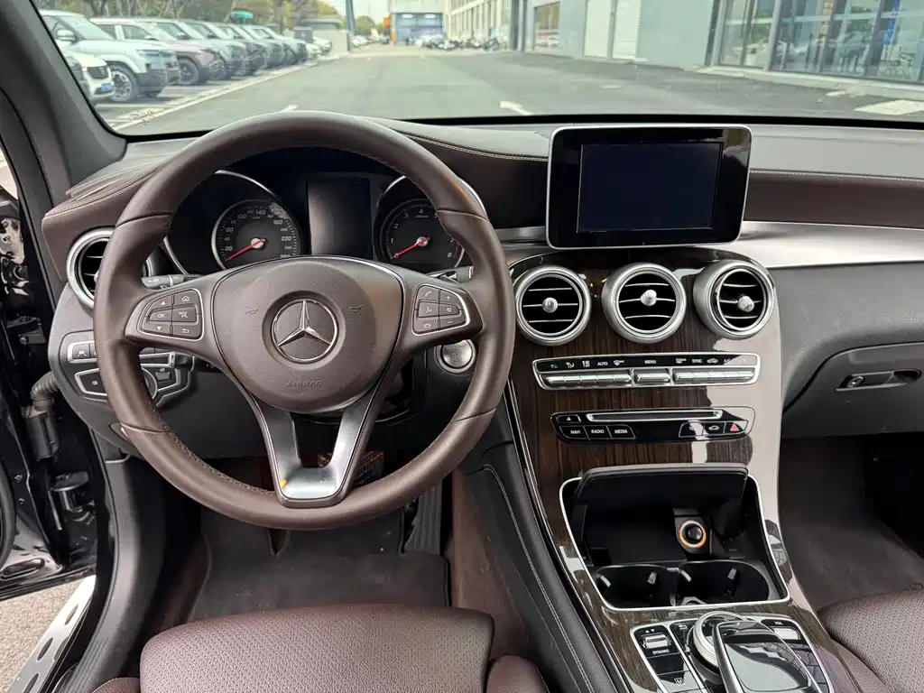 Mercedes-Benz GLC 2018 — фото 11