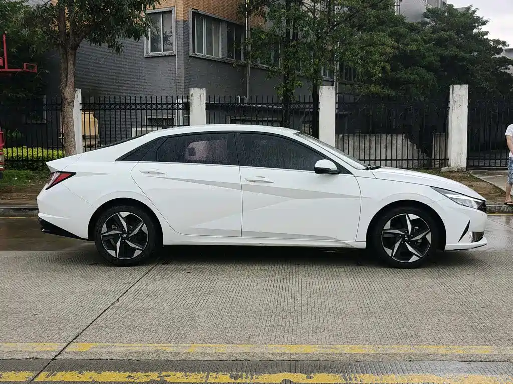 Hyundai Elantra 2023 — фото 9