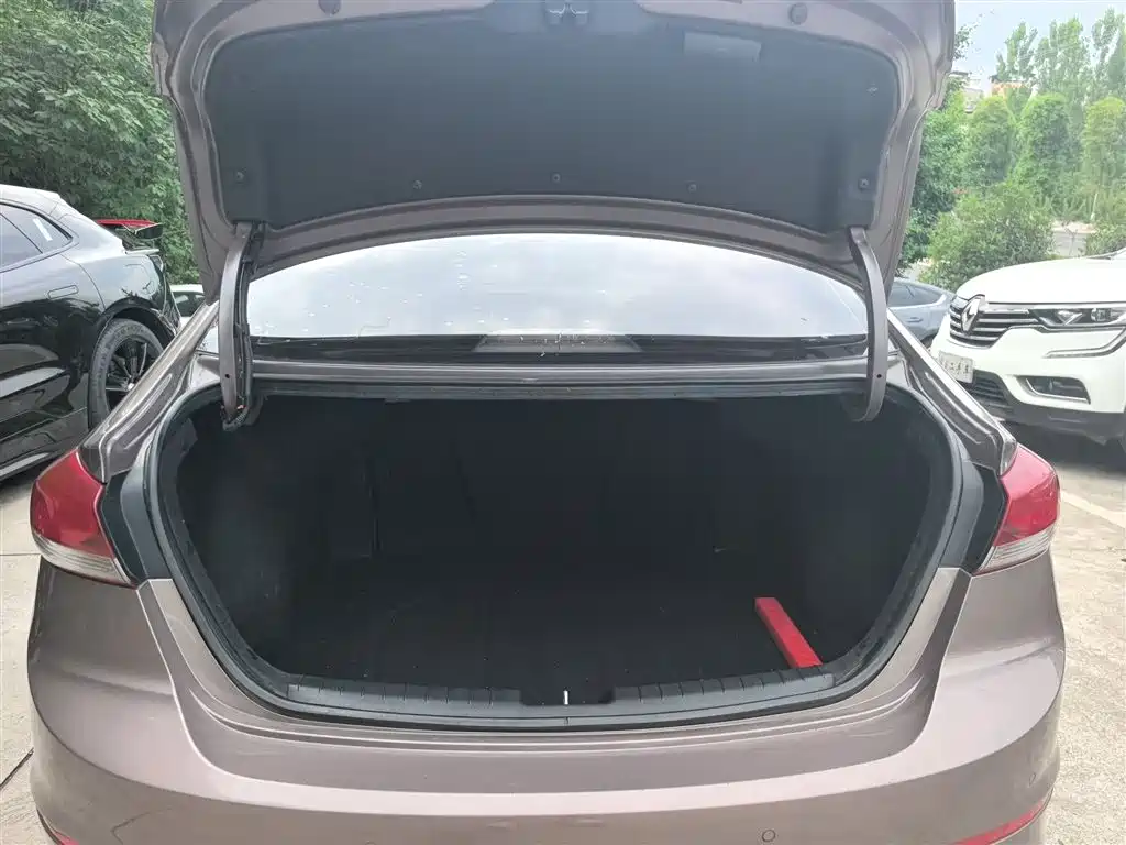 Hyundai Elantra 2018 — фото 16