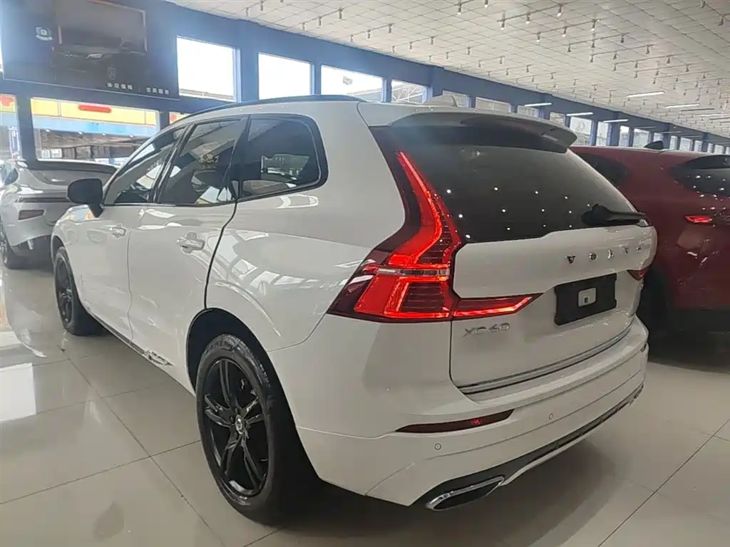 Volvo XC60 2021 — фото 5