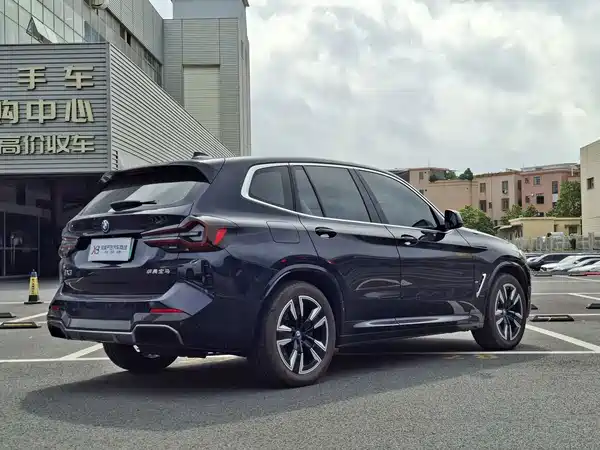 BMW iX3 2025