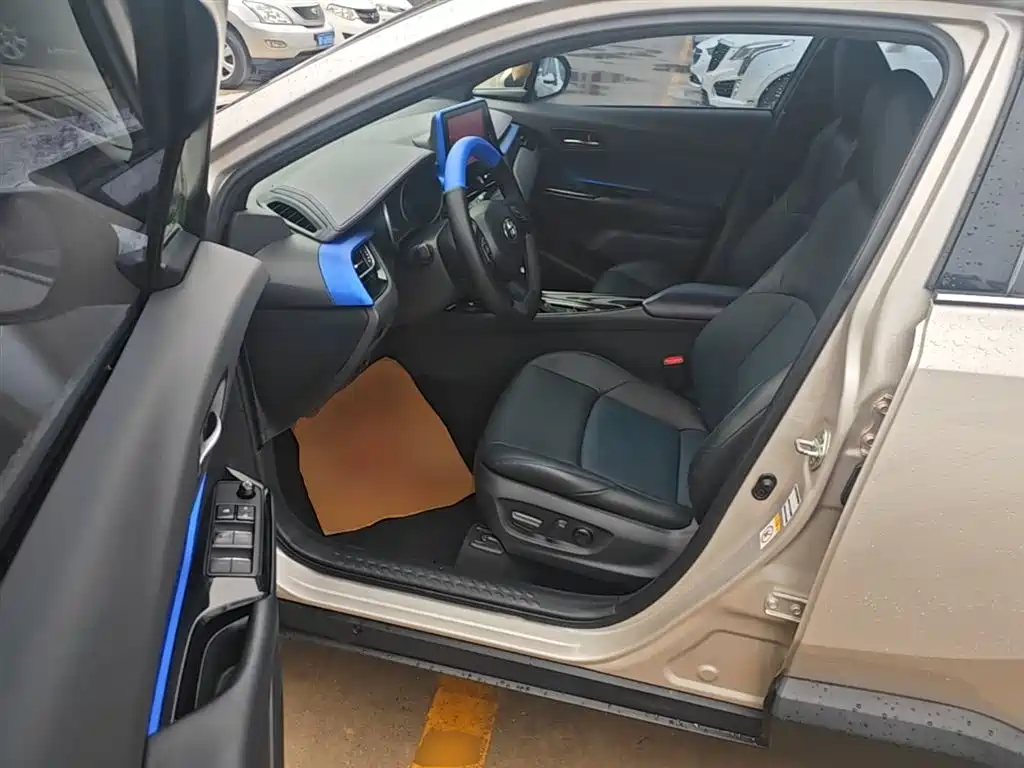 Toyota C-HR 2020 — фото 16
