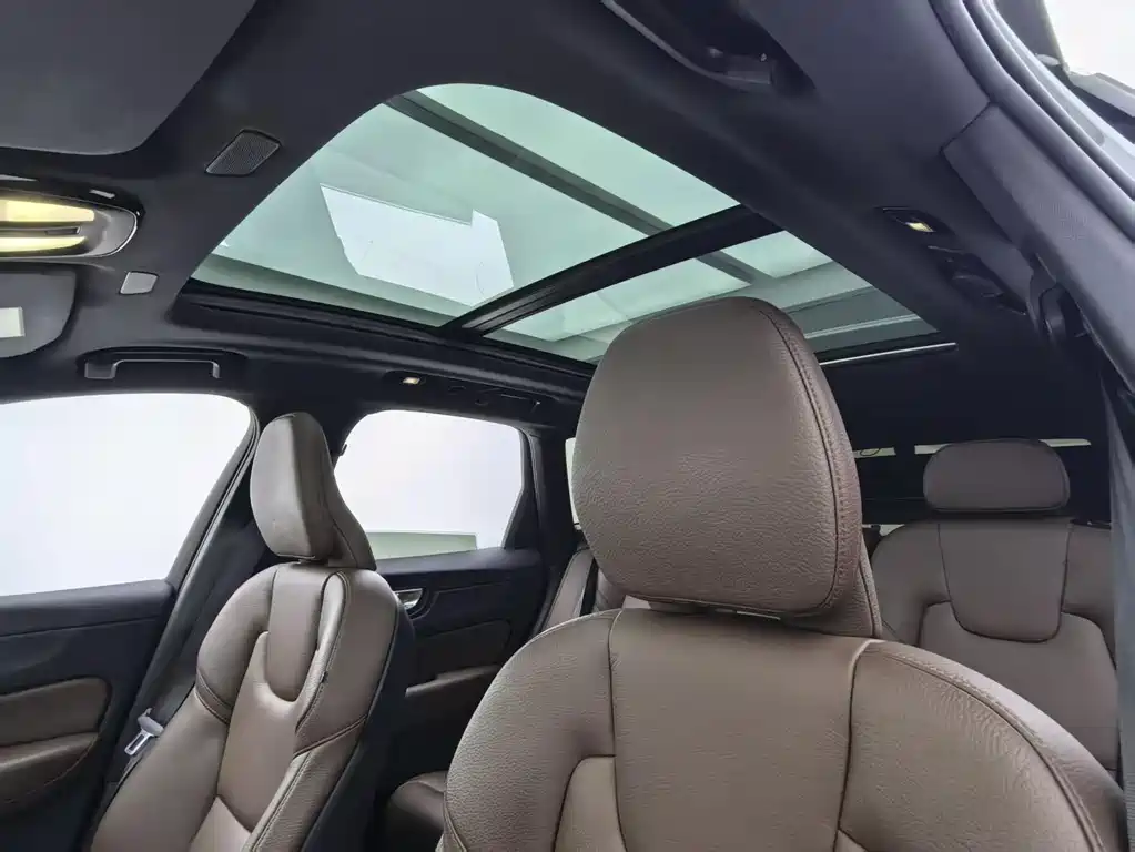 Volvo XC60 2022 — фото 16
