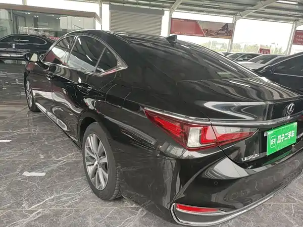 Lexus ES 2020
