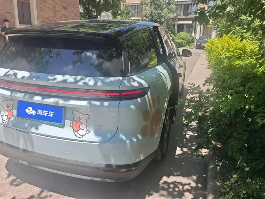 Li Auto i8 2025