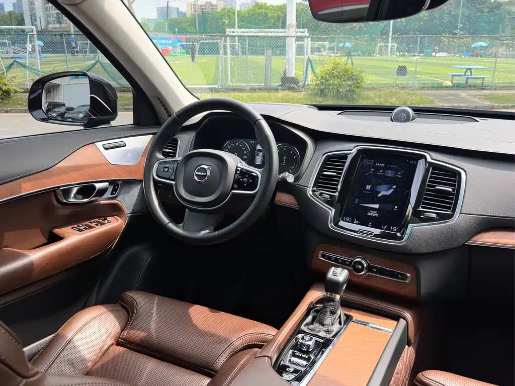 Volvo XC90 2018 — фото 15