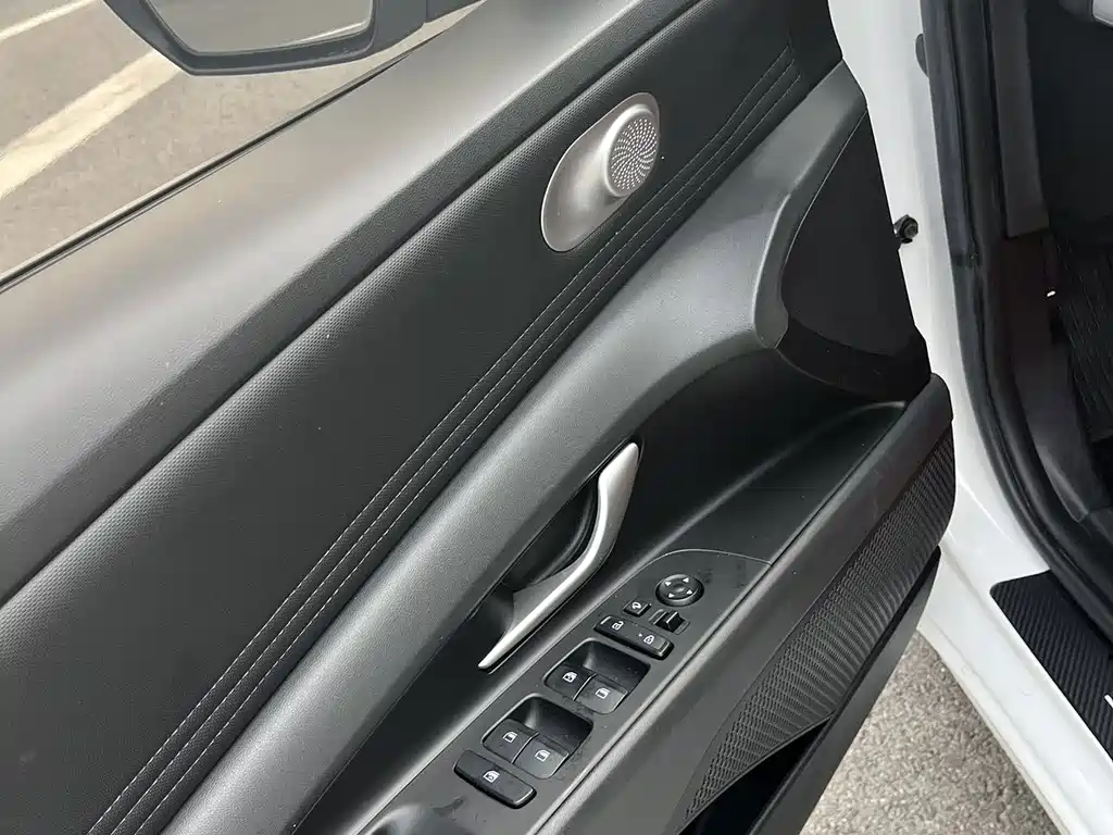 Hyundai Elantra 2022 — фото 10