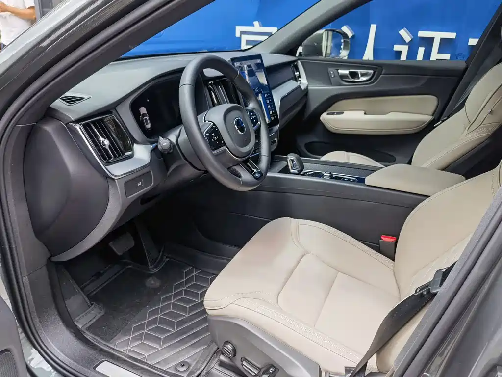 Volvo XC60 2025 — фото 9