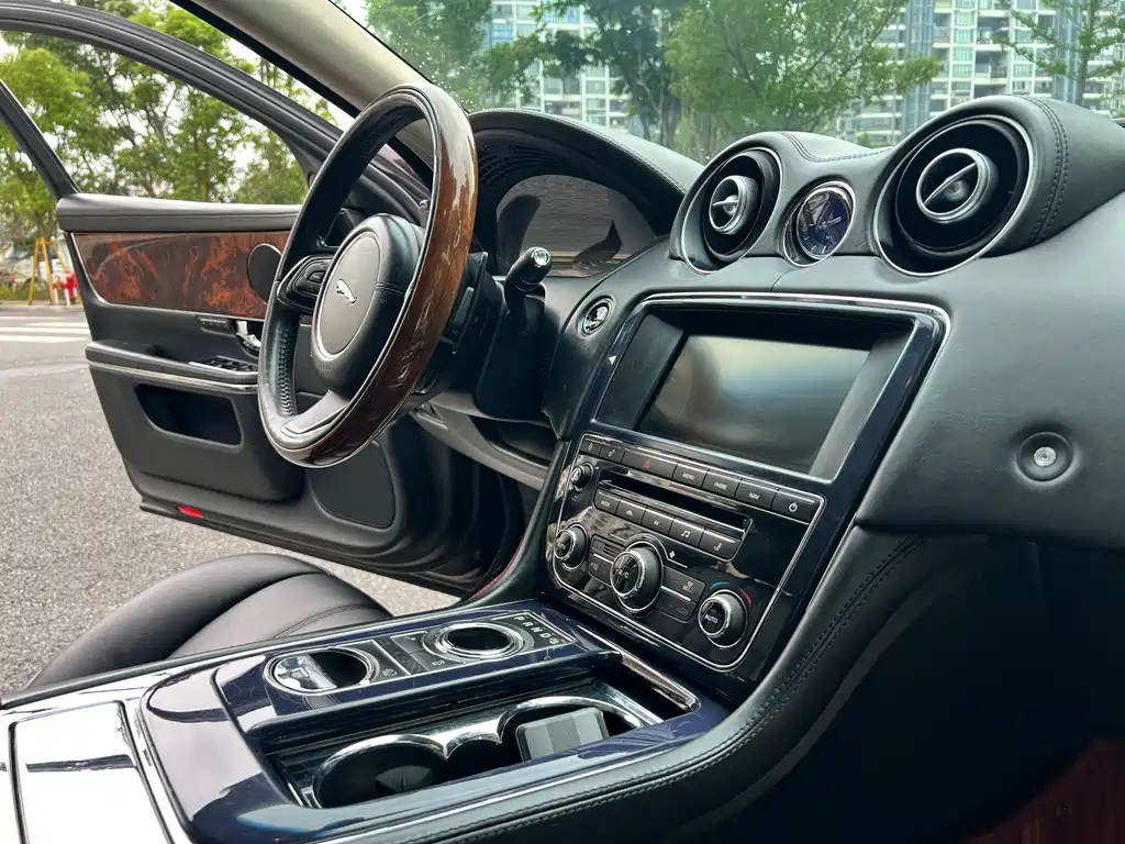 Jaguar XJ 2012 — фото 12