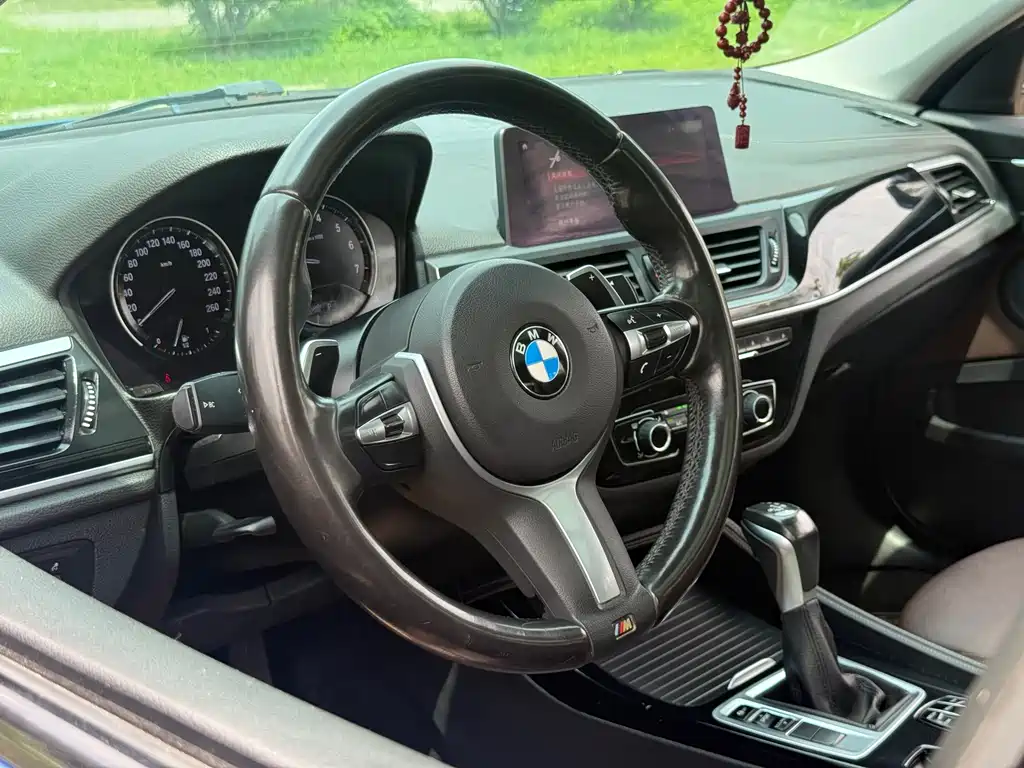 BMW 1 Series 2019 — фото 11