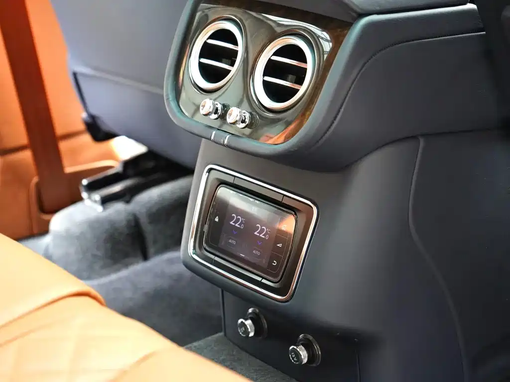 Bentley Bentayga 2017 — фото 13