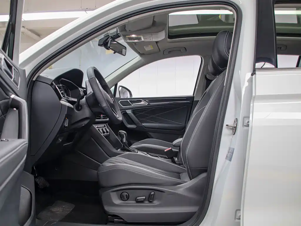 Volkswagen Tiguan L 2023 — фото 12