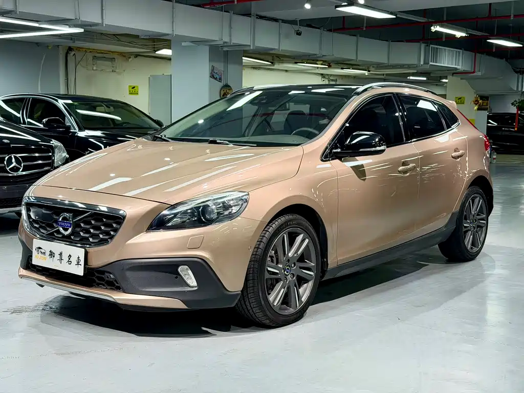Volvo V40 2014 — фото 1