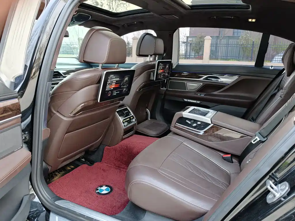 BMW 7 Series 2017 — фото 11