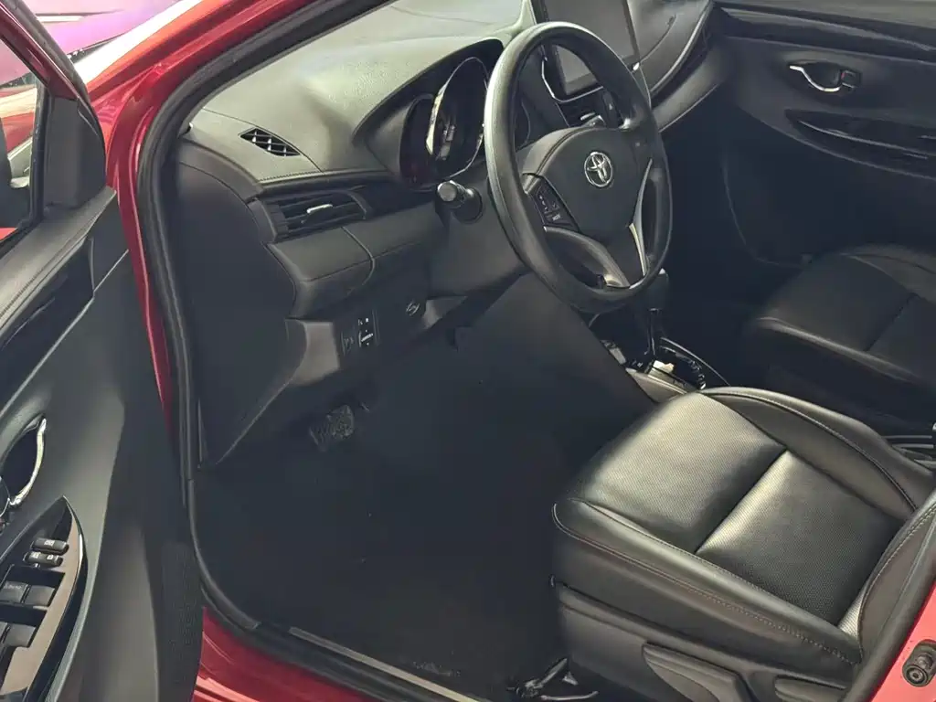 Toyota Yaris L 2022 — фото 10