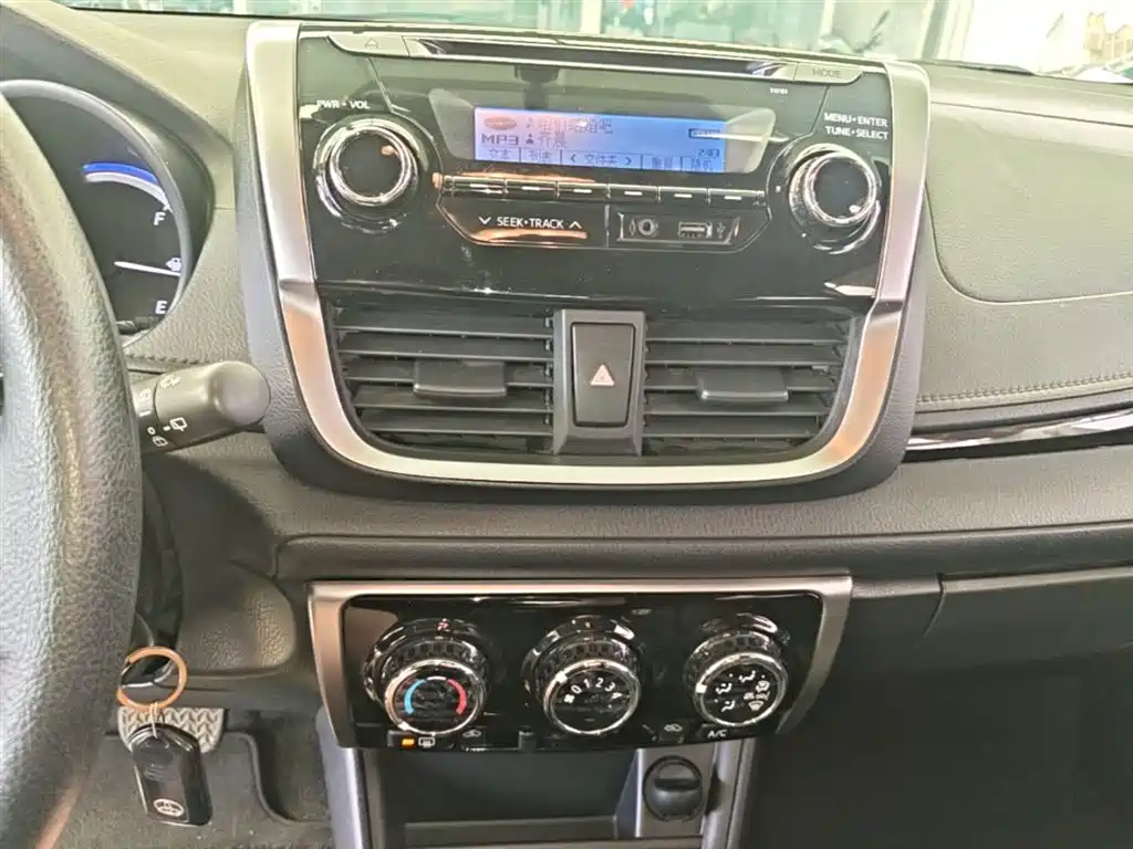 Toyota Yaris L 2017 — фото 13