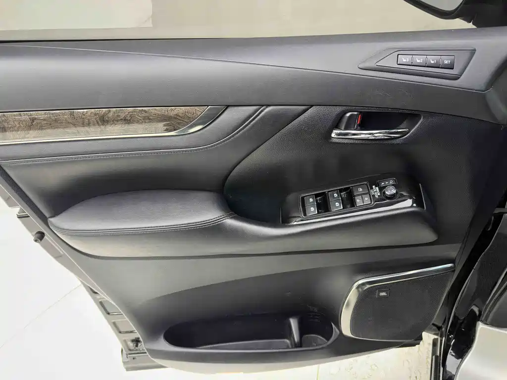 Toyota Alphard 2019 — фото 16