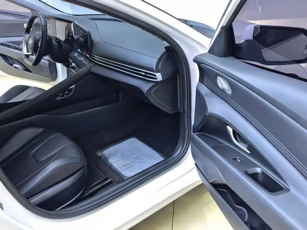 Hyundai Elantra 2023 — фото 12