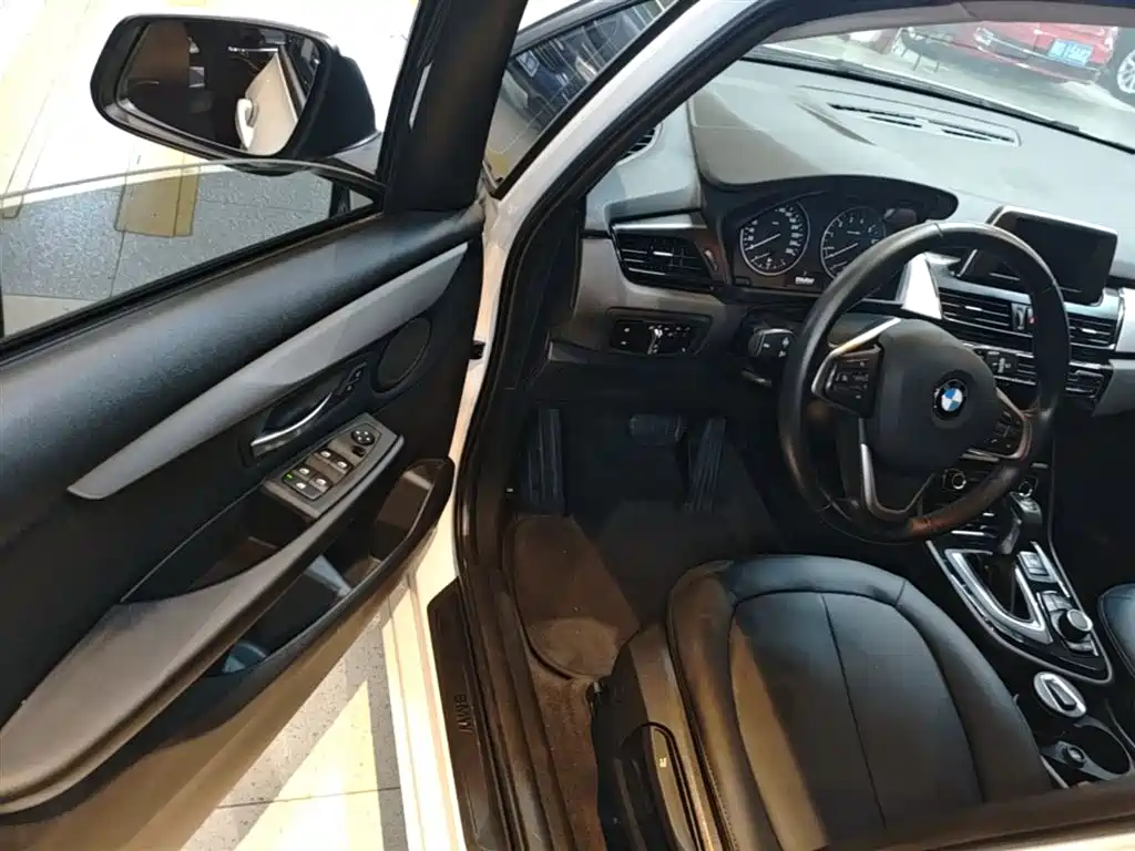 BMW 2 Series Active Tourer 2017 — фото 16