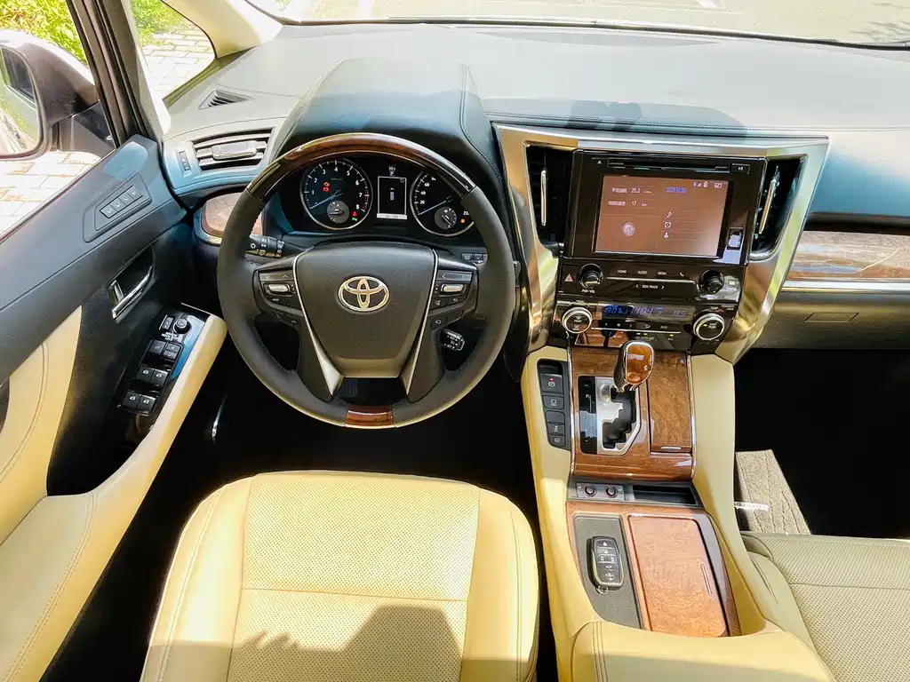 Toyota Alphard 2017 — фото 13
