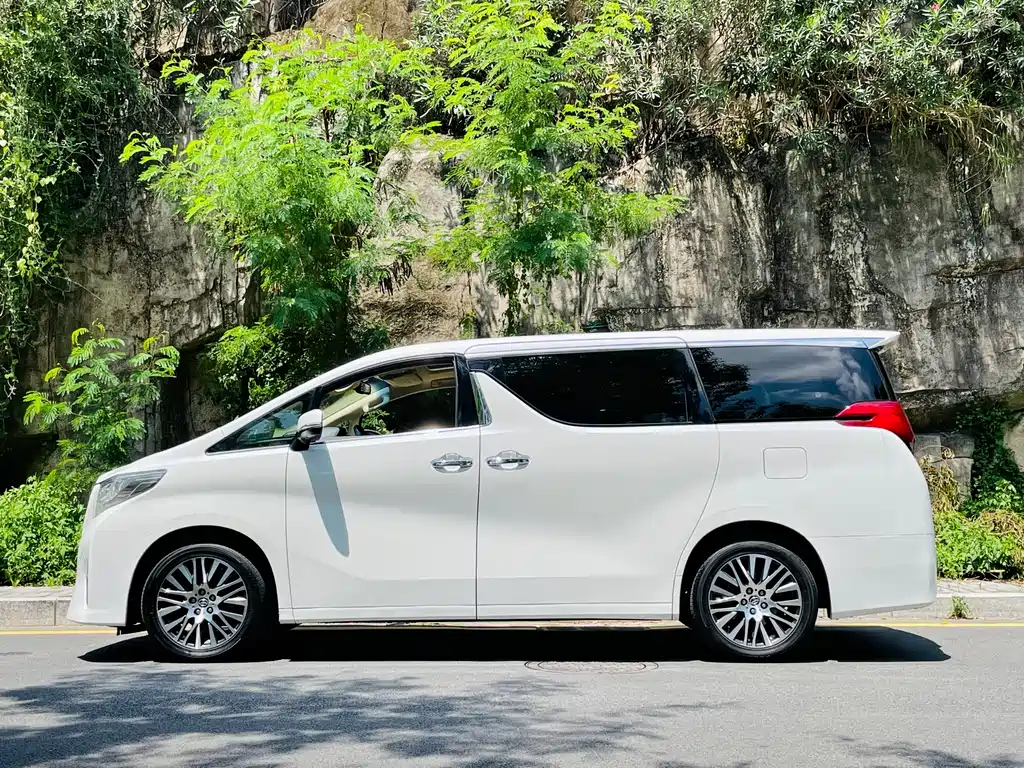 Toyota Alphard 2017 — фото 8