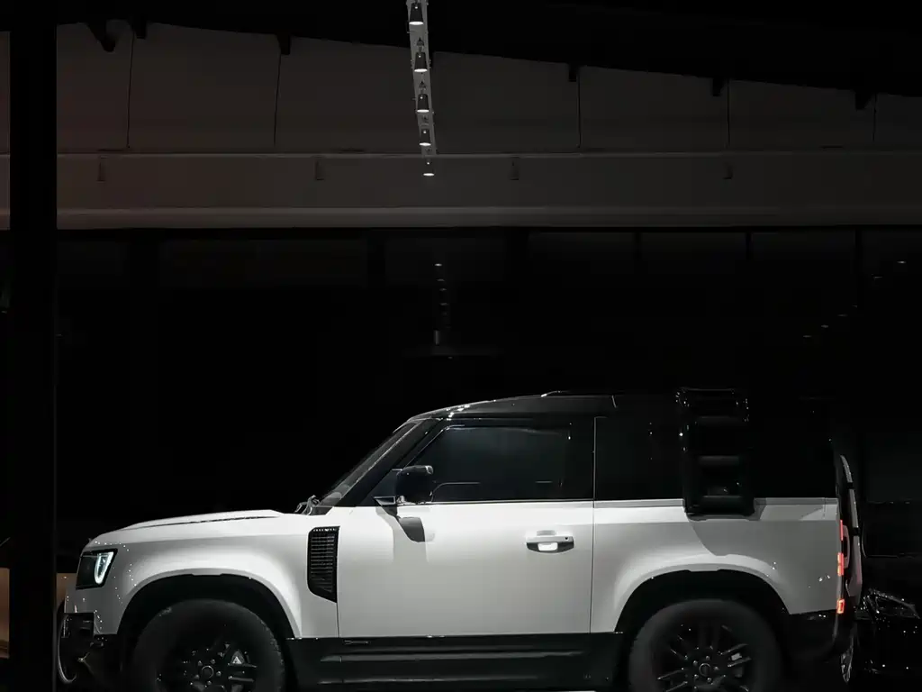 Land Rover Defender 2021