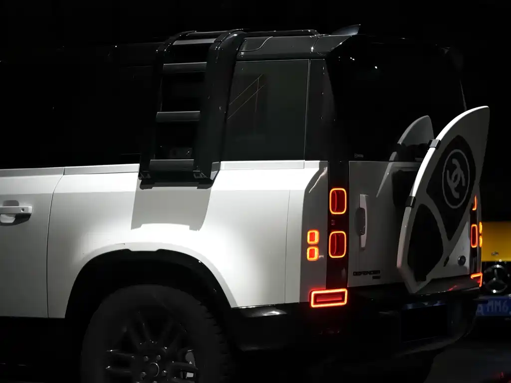Land Rover Defender 2021 — фото 9