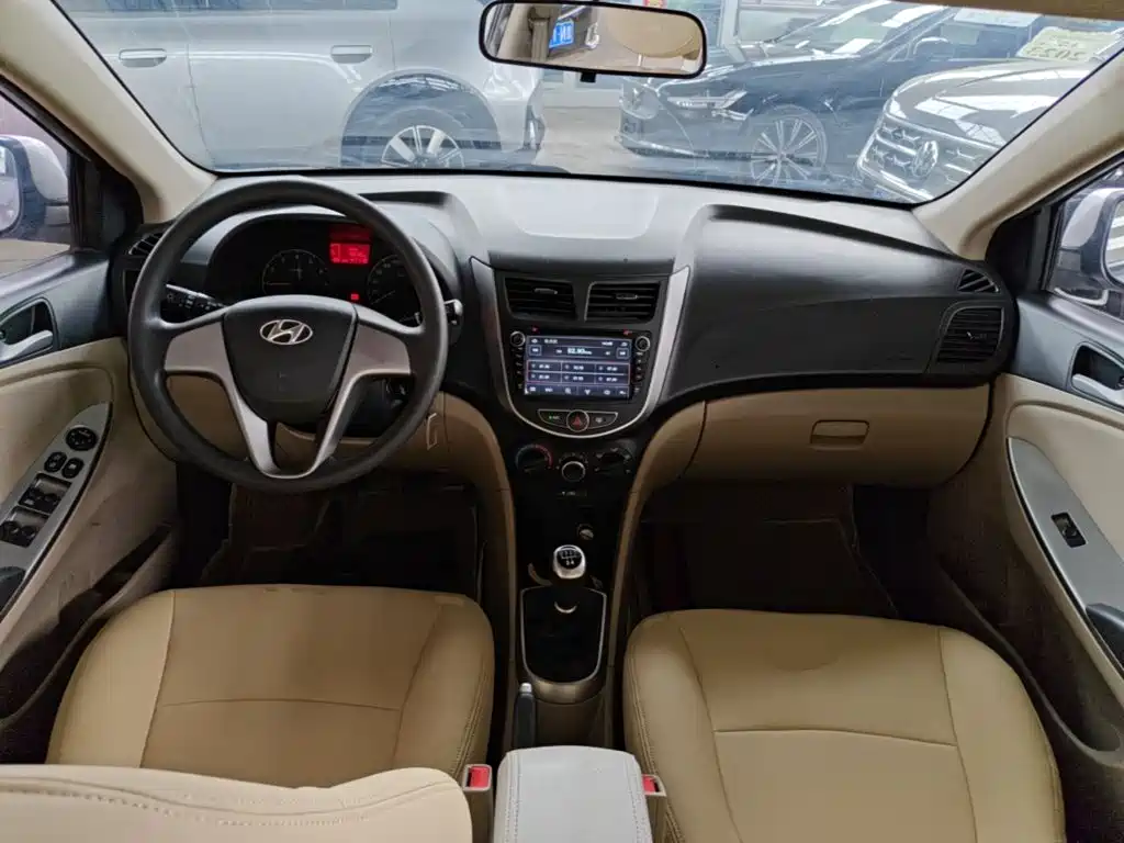 Hyundai Verna 2015 — фото 10
