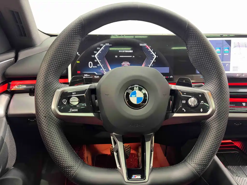 BMW 5 Series 2025 — фото 10