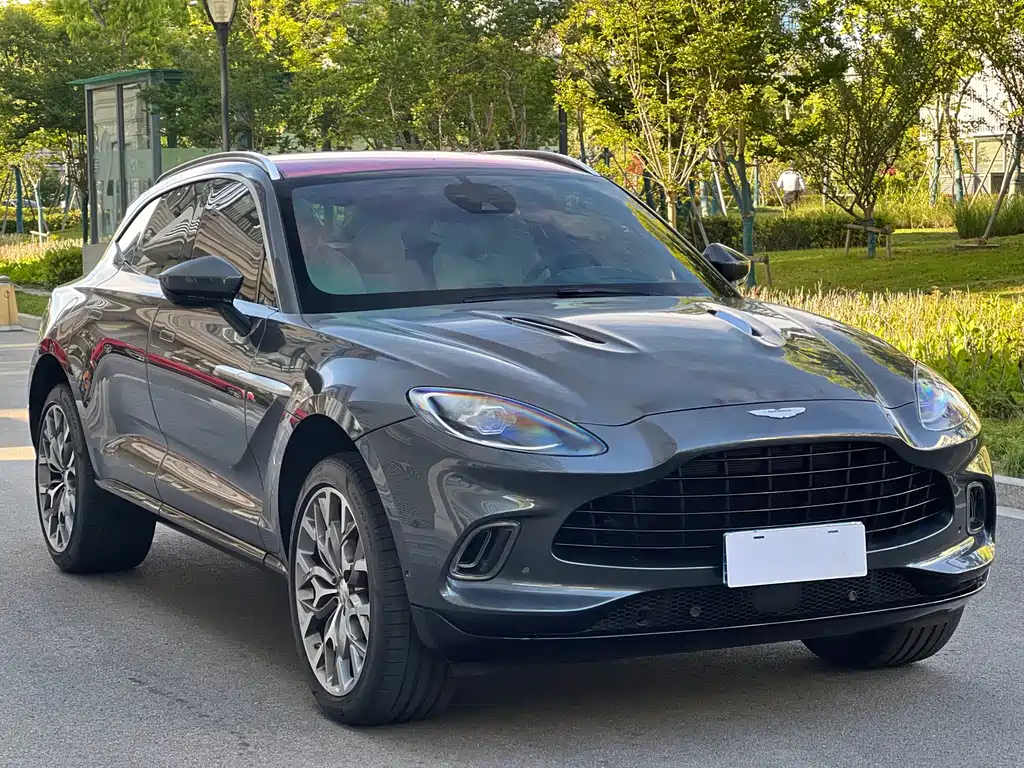 Aston Martin DBX 2024