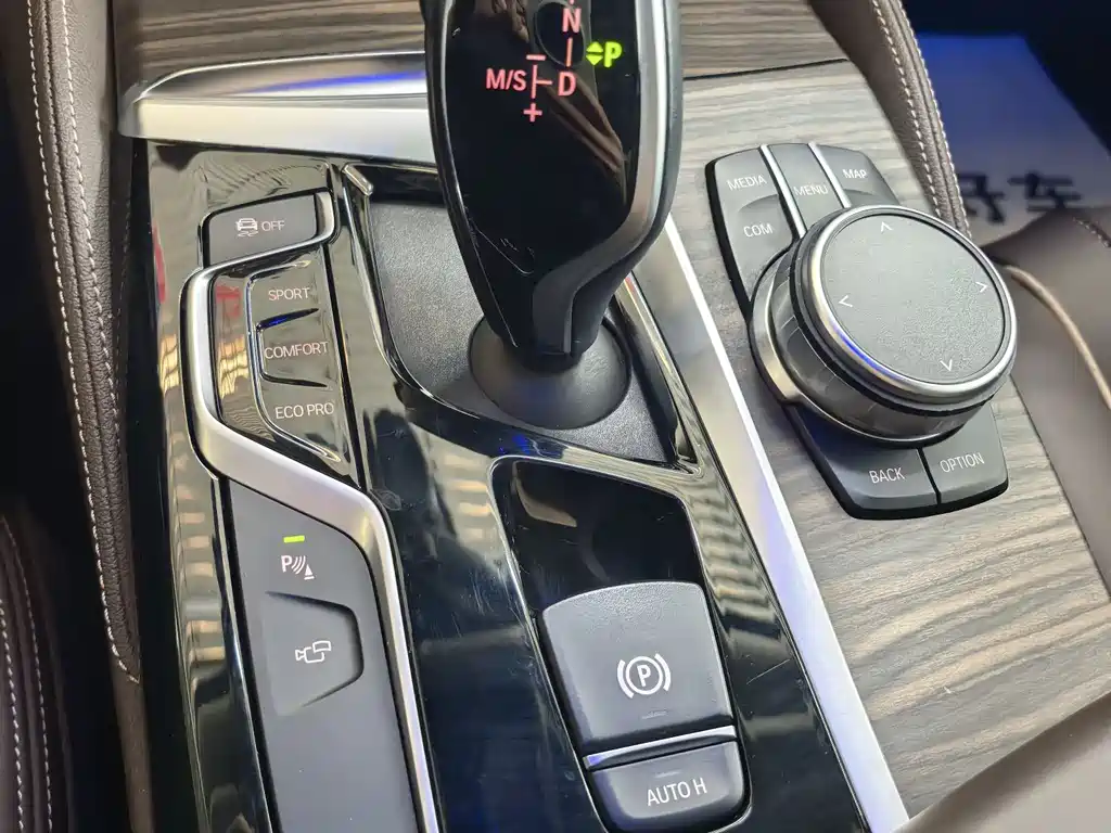 BMW 5 Series 2019 — фото 14