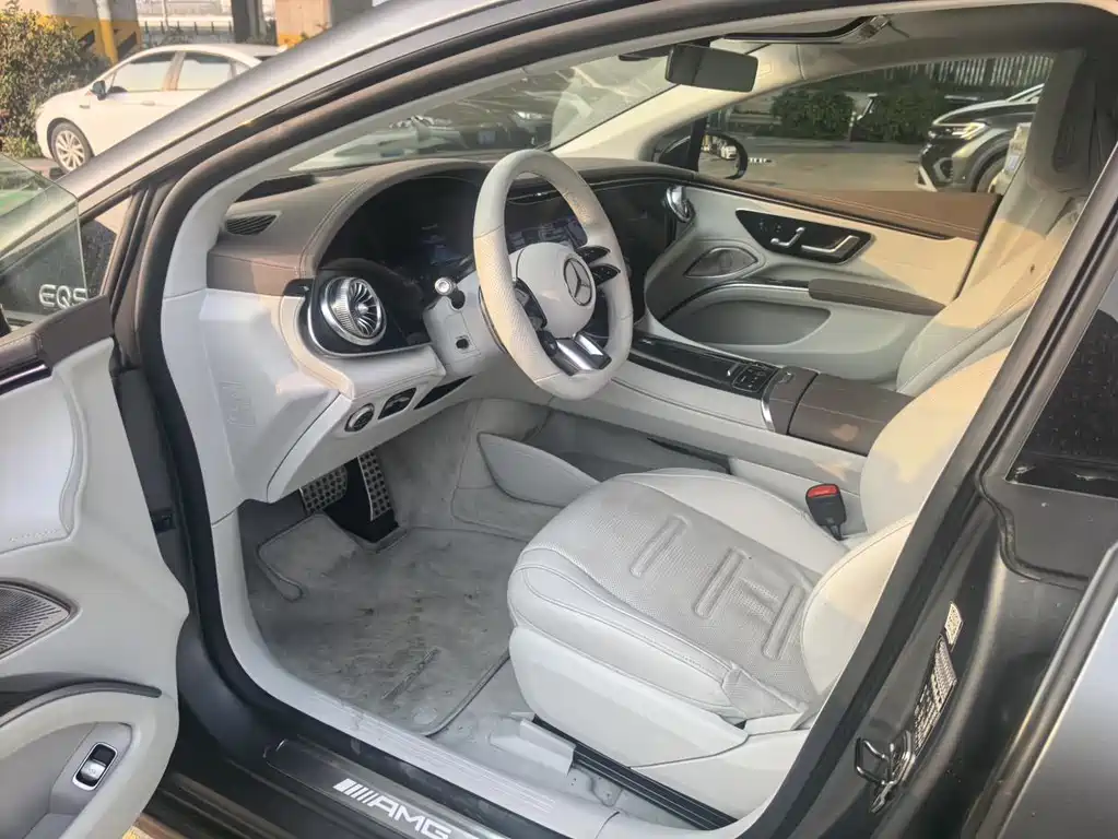 Mercedes-Benz EQS AMG 2024 — фото 12