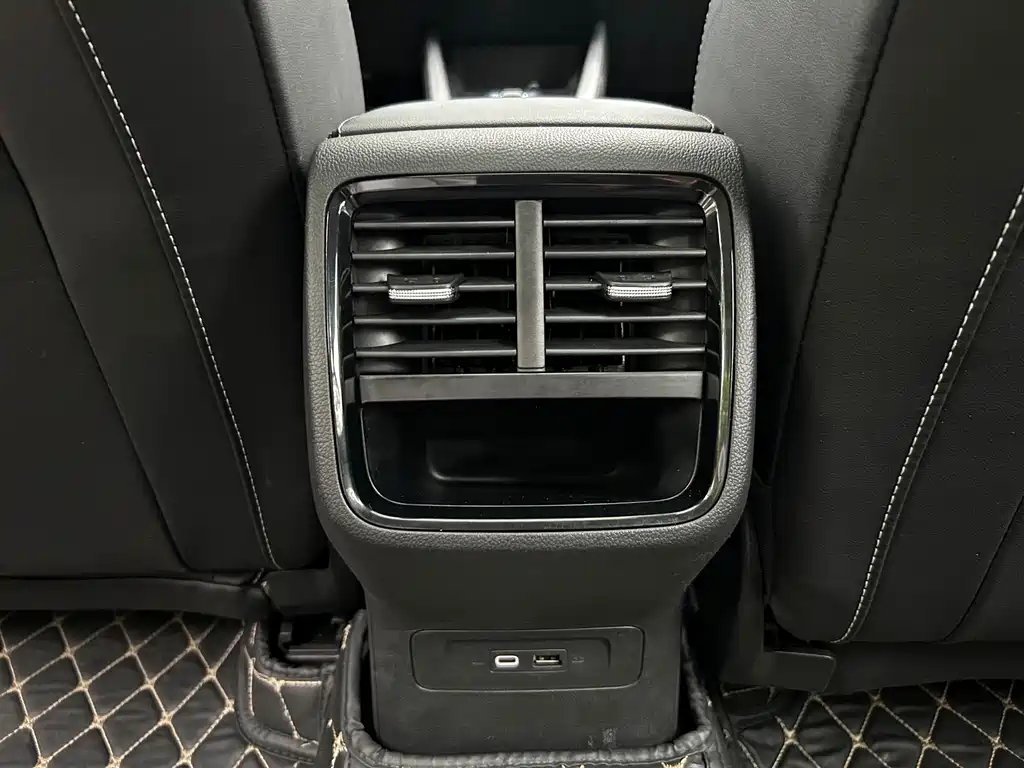 Skoda Octavia 2023 — фото 18