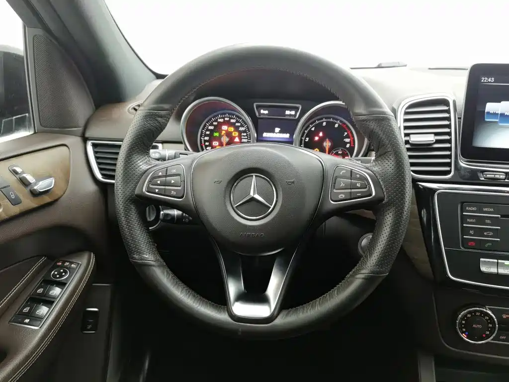 Mercedes-Benz GLE 2016 — фото 11